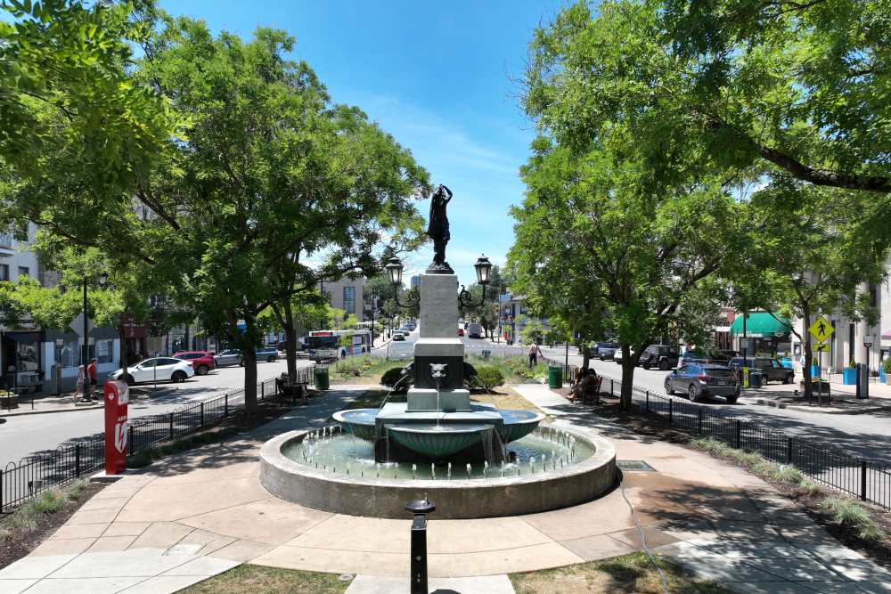 Beautiful outdoor fountain at À L'aise Hyde Park in Cincinnati, Ohio