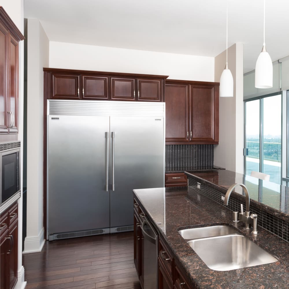 Fully equipped kitchen at The Heights at Park Lane in Dallas, Texas