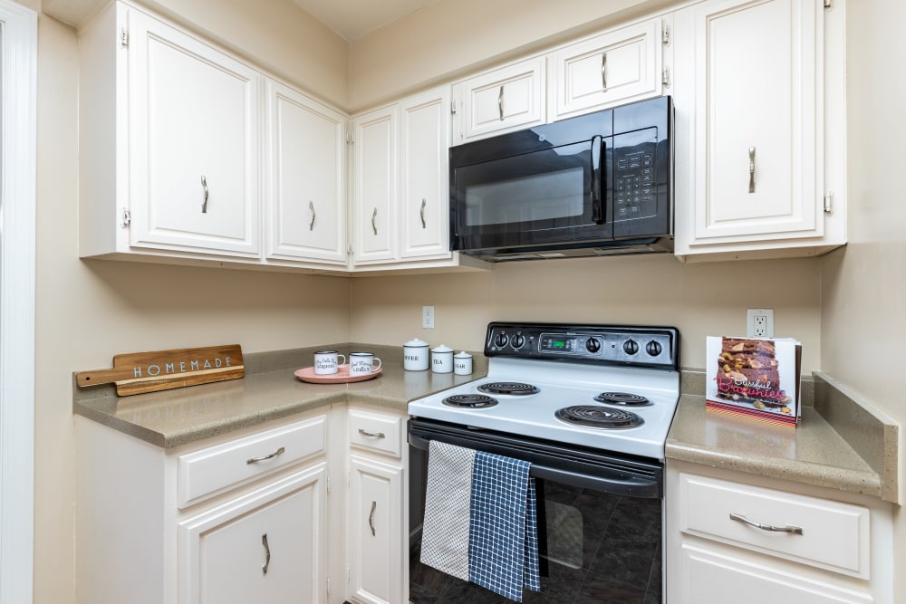 Kitchen with classic white cabinets at Regency Lakeside Apartment Homes in Omaha, Nebraska.
