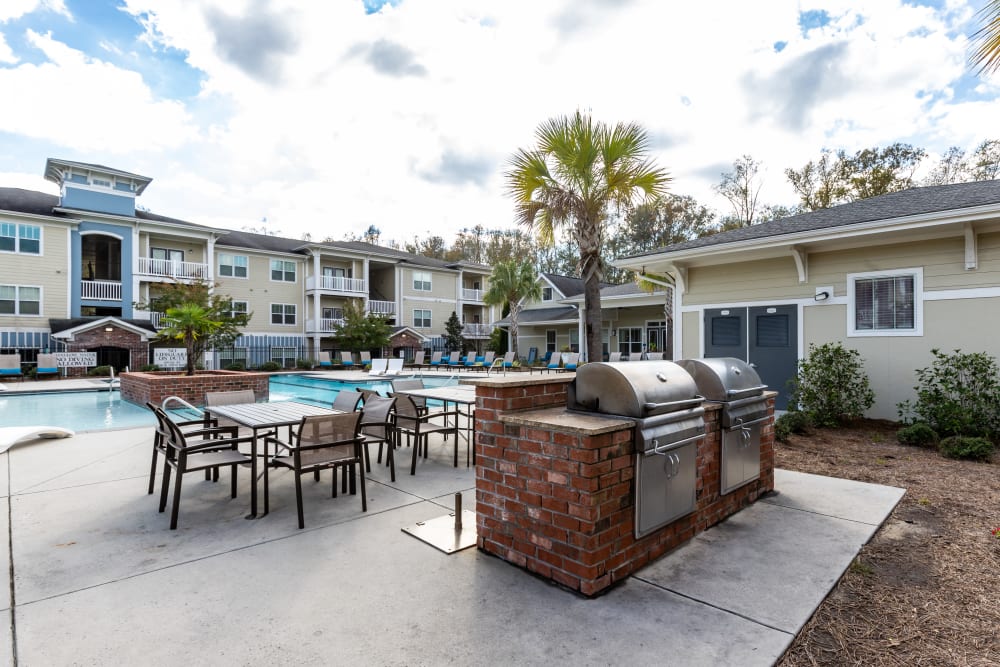 Grill area at Ansley Commons Apartment Homes in Ladson, South Carolina