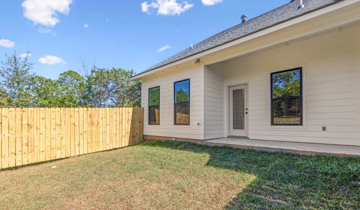 Backyard with fences at Cottages at Sugar Mill Pond in Youngsville, Louisiana