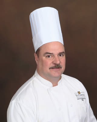 Enjoy dining at Waltonwood Lakeside