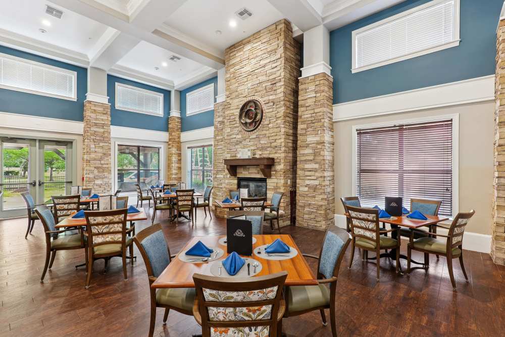 A room where residents are gathered for breakfast at Isle at Watercrest Bryan in Bryan, Texas