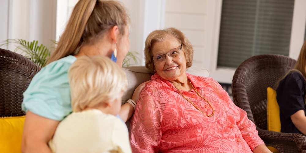 Resident having a chat with a staff member at Glenncrest at Johns Creek in Johns Creek, Georgia