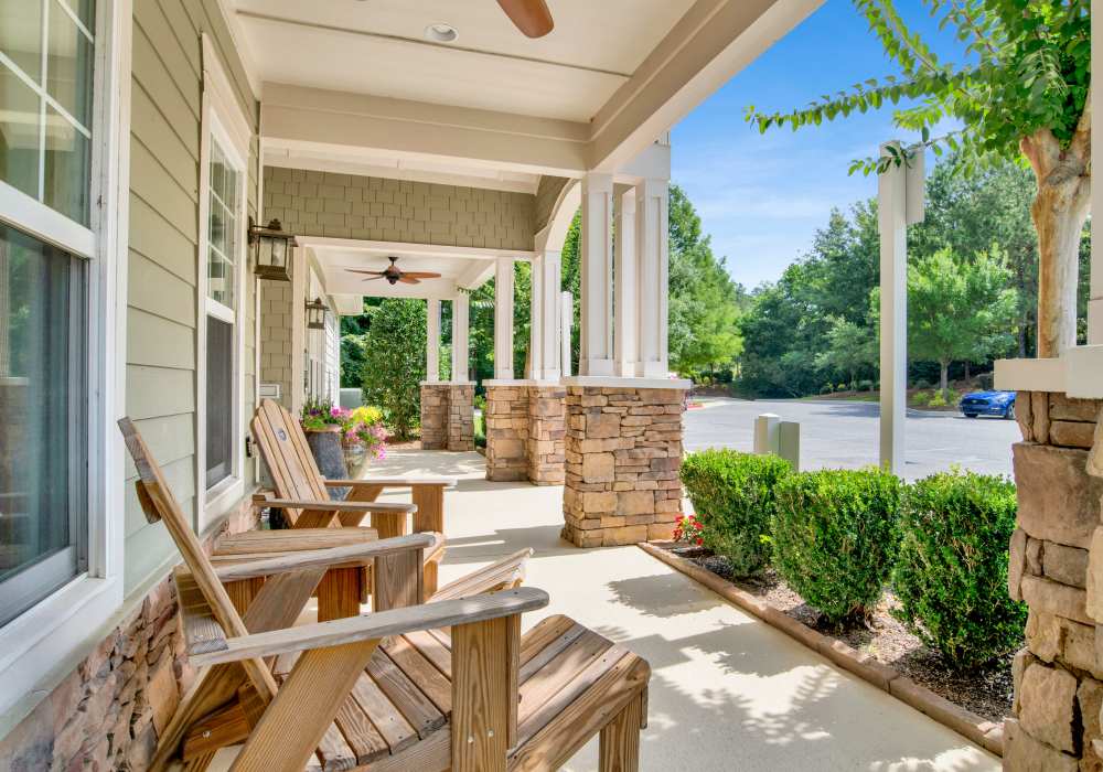 Outdoor seating area at The Crossings At Cottage Hill in Mobile, Alabama