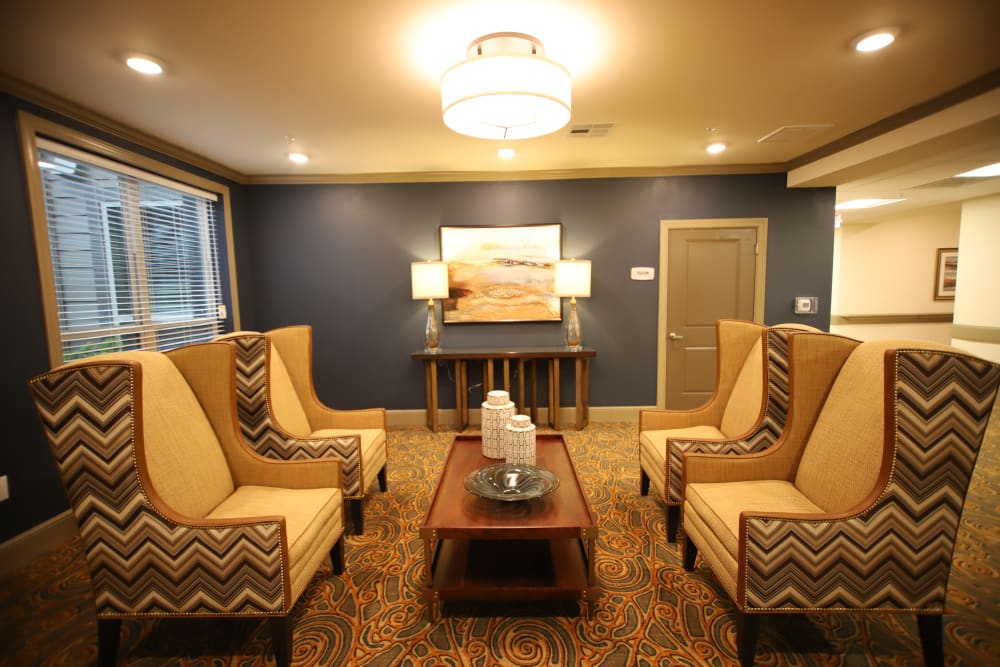 A bar and lounge at Landing at Watercrest Shadow Creek Ranch Assisted Living in Pearland, Texas