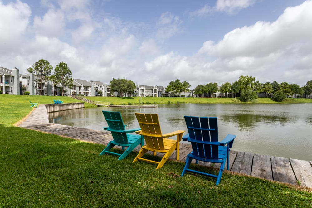 Lawn chairs on the waterside at Signature Point Apartments in League City, Texas