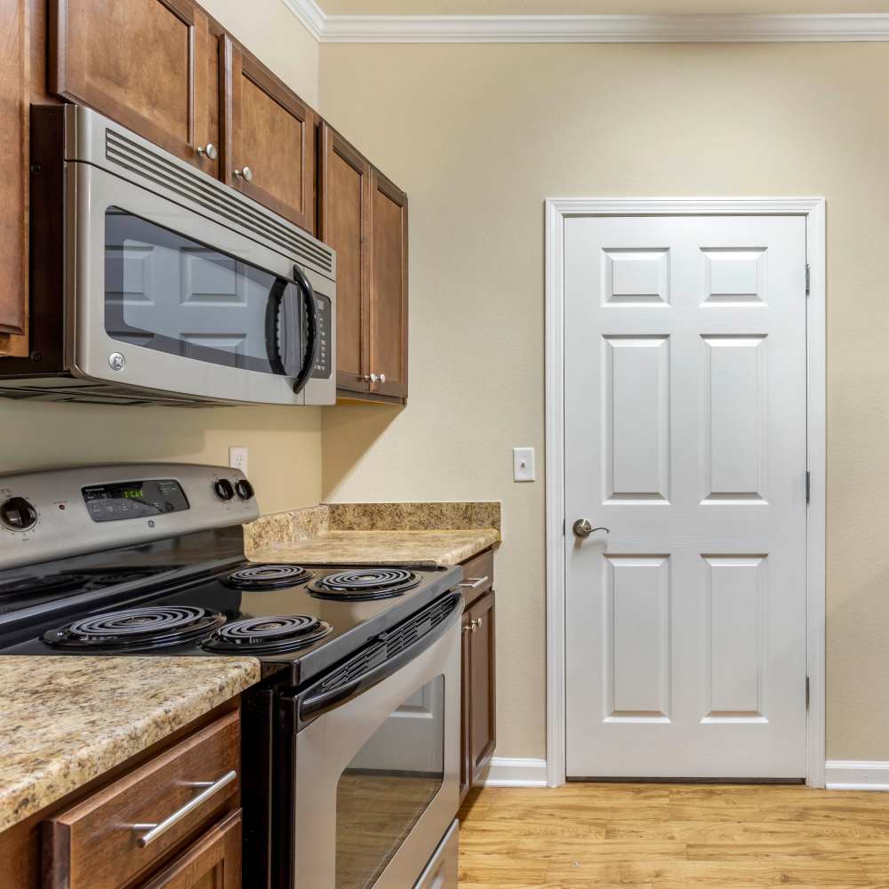 Kitchen with stainless steel appliances at Chenal Pointe at the Divide in Little Rock, Arkansas