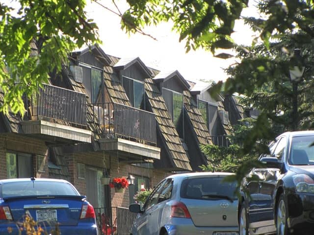 Exterior view of Braeside Apartments