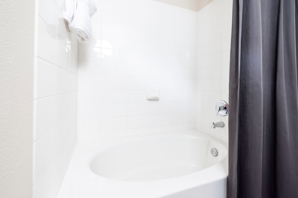 Small bathtub at Carrington Oaks in Buda, Texas