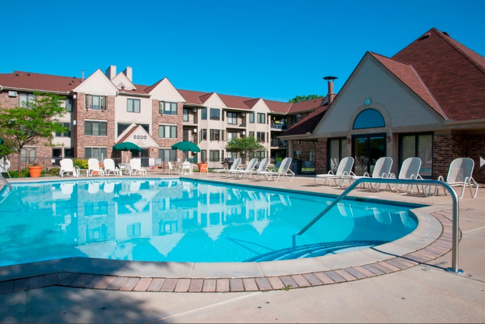 Swimming pool at Oaks Lincoln Apartments & Townhomes in Edina, Minnesota
