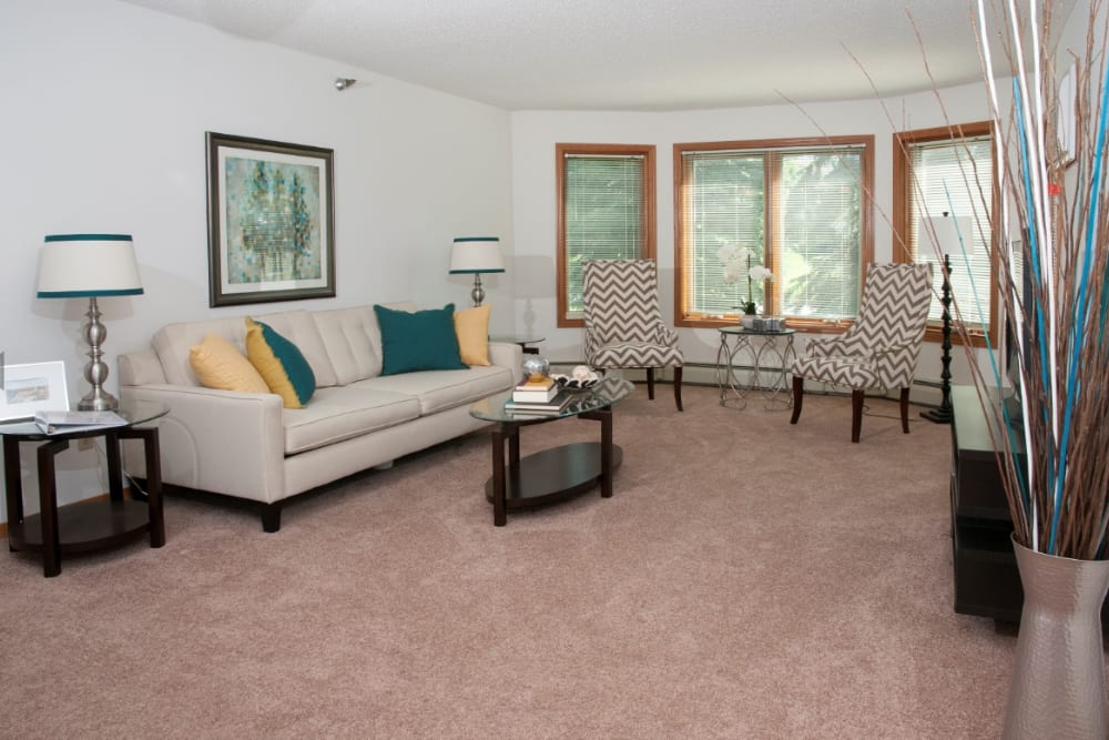 Poolside seating at Oaks Lincoln Apartments & Townhomes in Edina, Minnesota