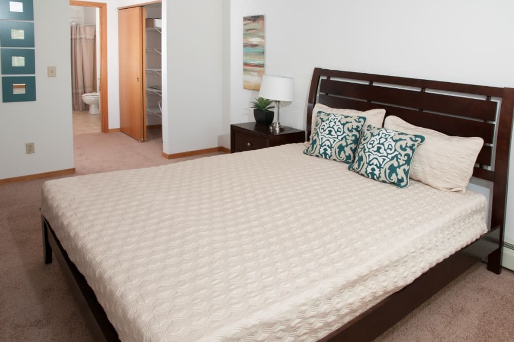 Well equipped fitness center for residents at Oaks Lincoln Apartments & Townhomes in Edina, Minnesota