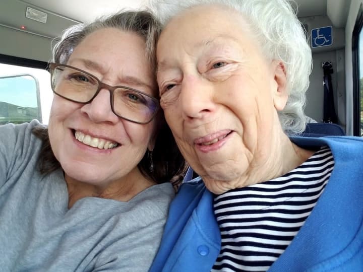 The author Jenny Mummert photographed with her mother. 