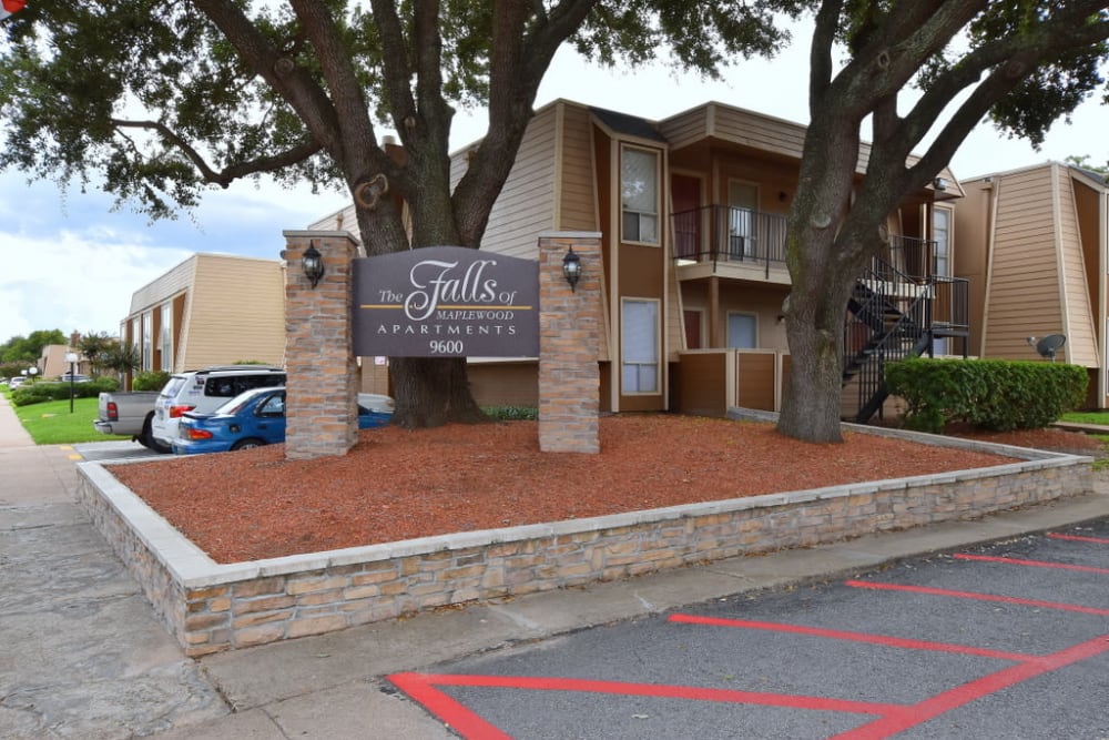Photos of Falls of Maplewood Apartments in Houston, TX