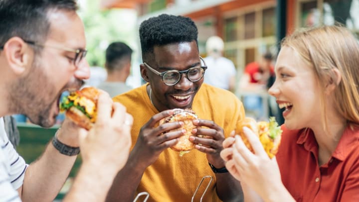 Friends eating burgers and friends at a restaurant | restaurants in Casper