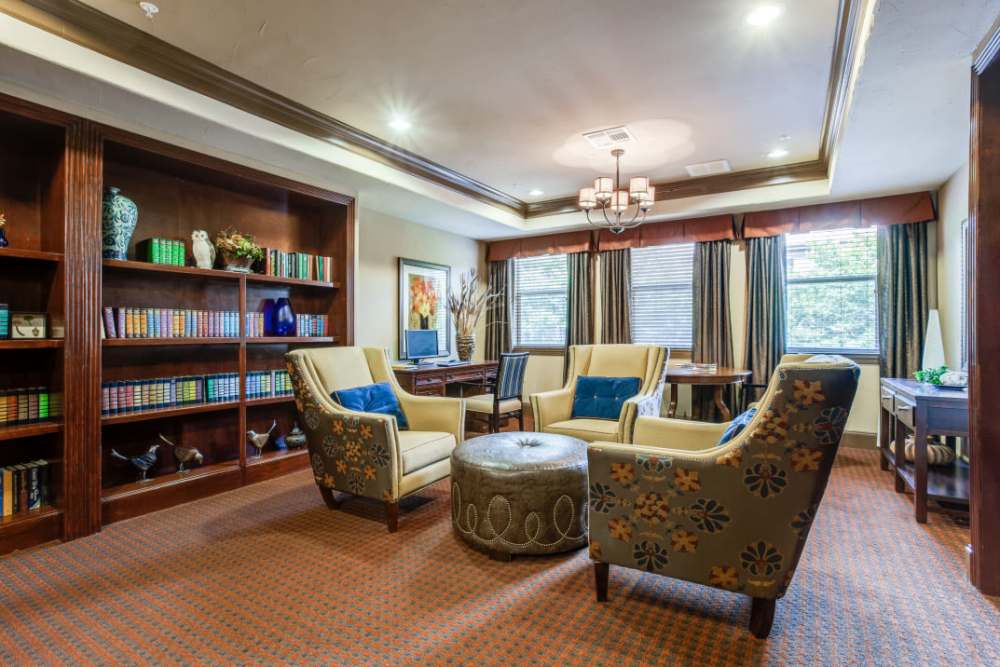 A sitting area with couches in front of a fire place at Isle at Cedar Ridge in Cedar Park, Texas