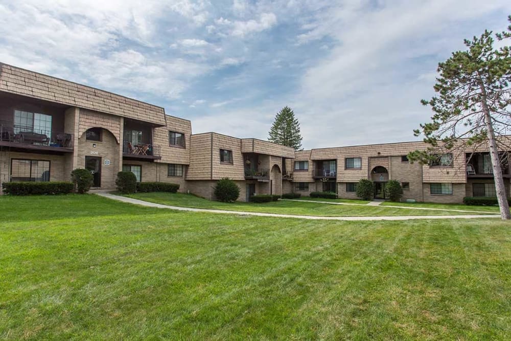 Meadowbrook Apartments exterior view in Slingerlands, New York