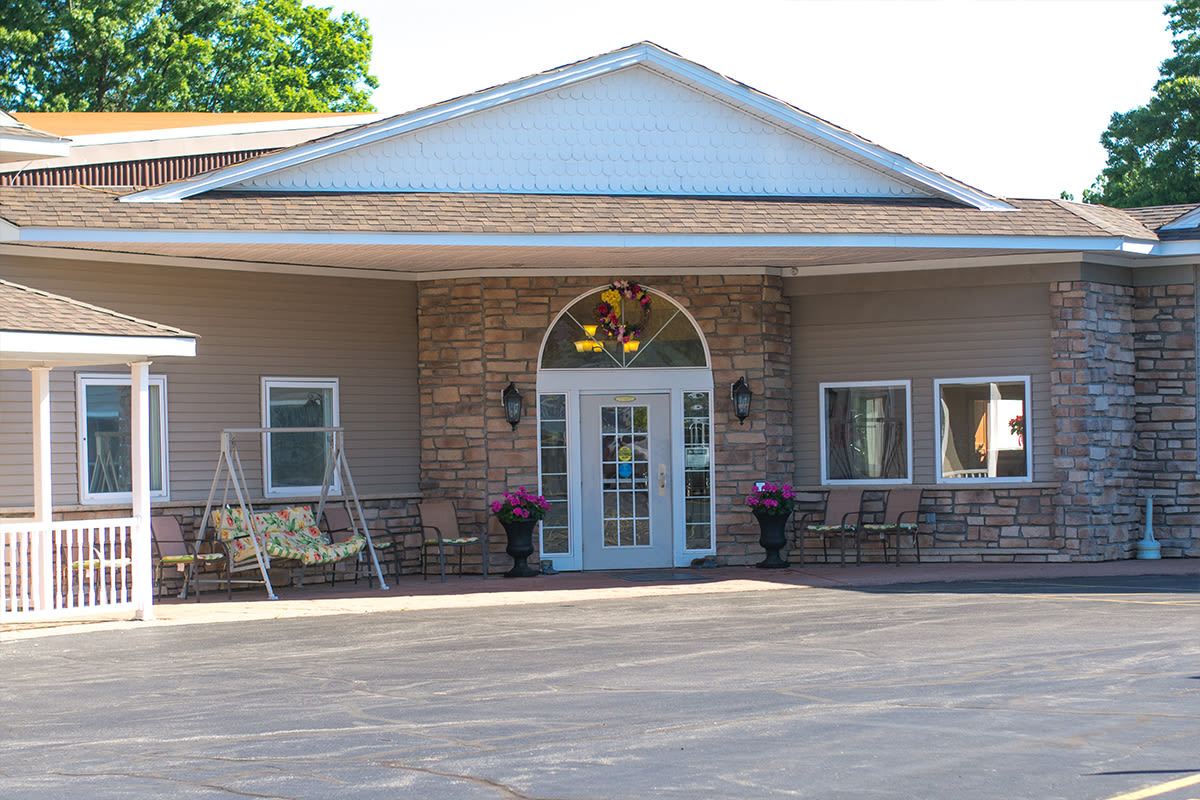 The building exterior at Clearview Lantern Suites in Warren, Ohio