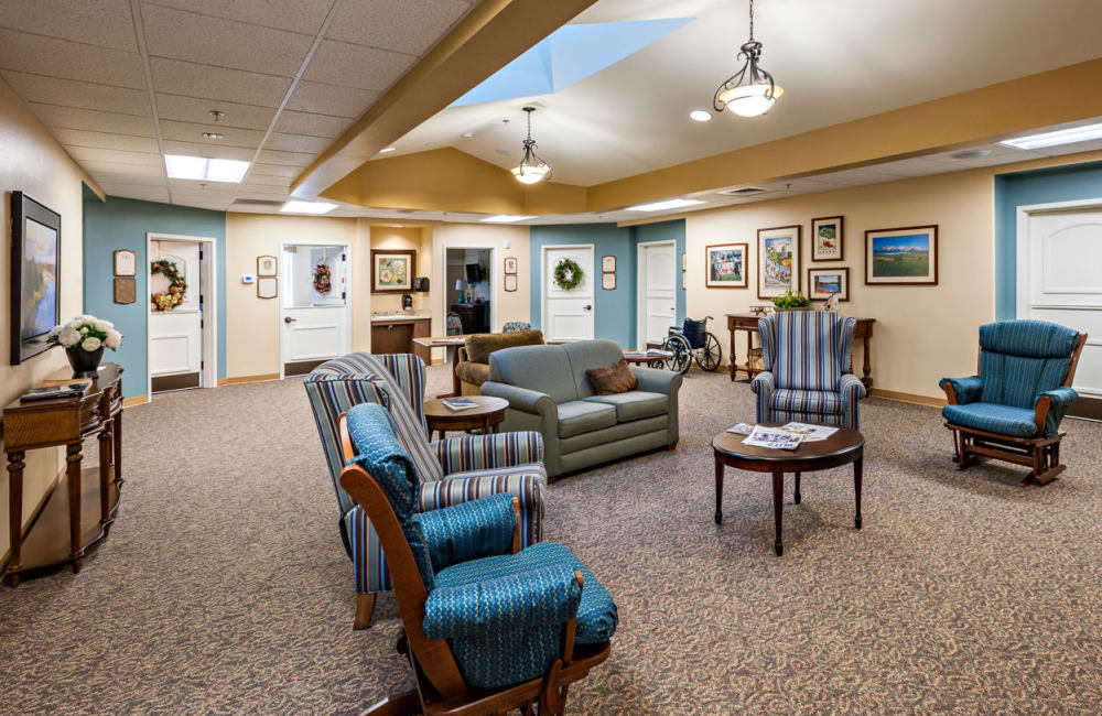 Memory care common room at Touchmark at Mount Bachelor Village in Bend, Oregon