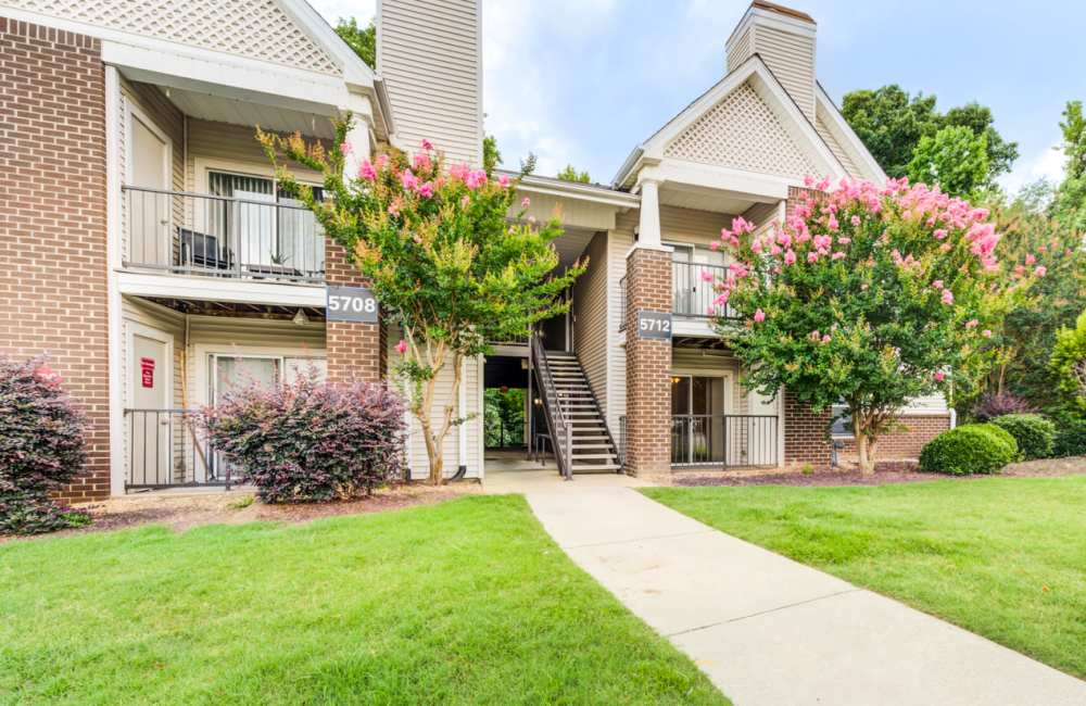 Beautifully landscaped grounds at Chason Ridge Apartment Homes in Fayetteville, North Carolina