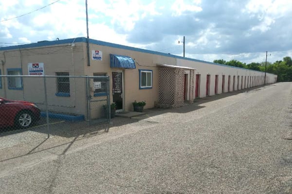 Front view of the leasing office at Tri Star Self Storage - Sanger in Waco, Texas
