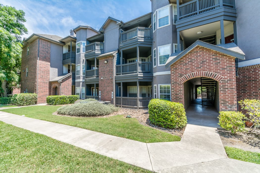 Exterior photo of Manor at Castle Hills in San Antonio
