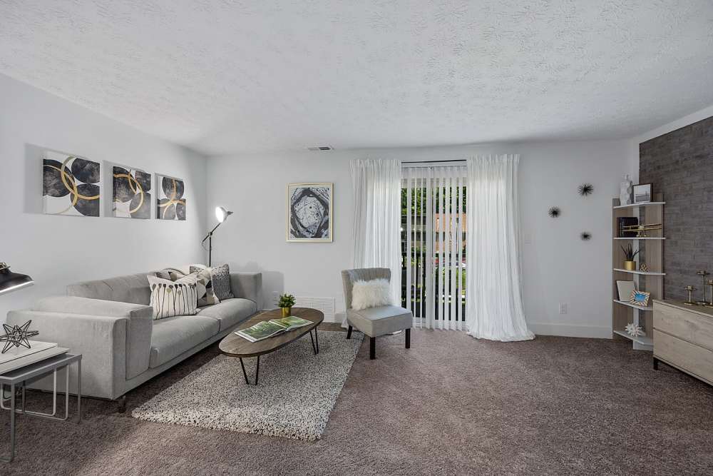 Living room with a comfortable couch at Millcroft Apartments & Townhomes in Milford, Ohio