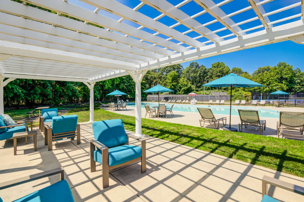Outdoor poolside lounge at Eatoncrest Apartment Homes