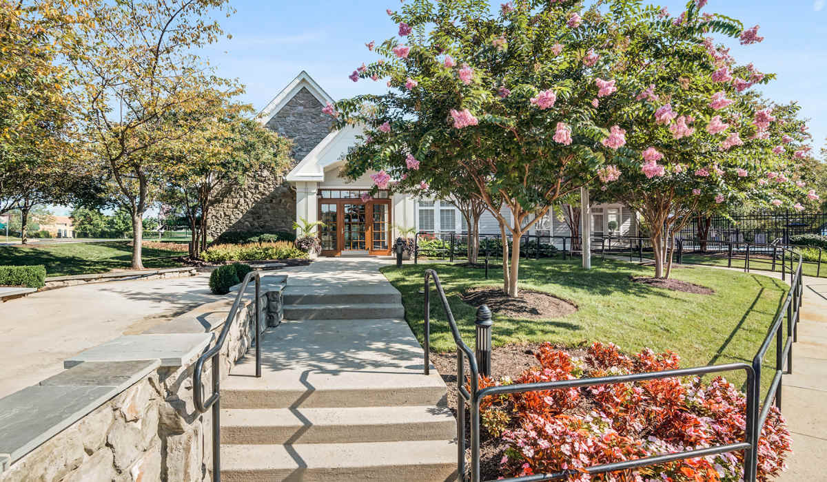 Community courtyard at Jefferson Arbors at Broadlands in Ashburn, Virginia 