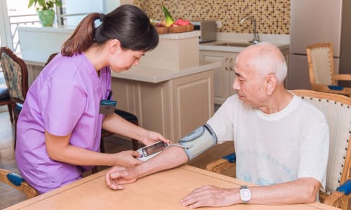 A staff member teaching a class at a Merrill Gardens China community.