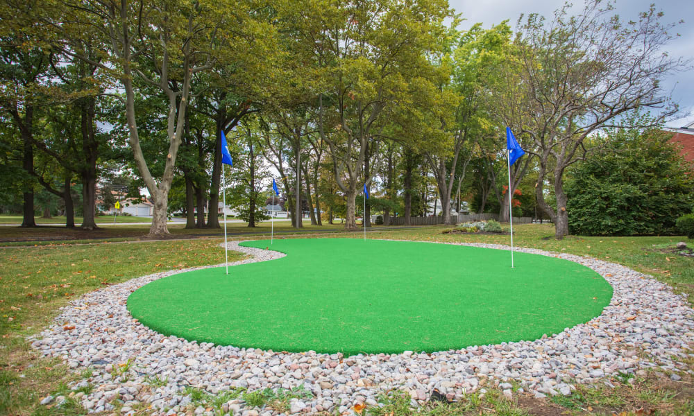 Putting green at King's Court Manor Apartments in Rochester, New York