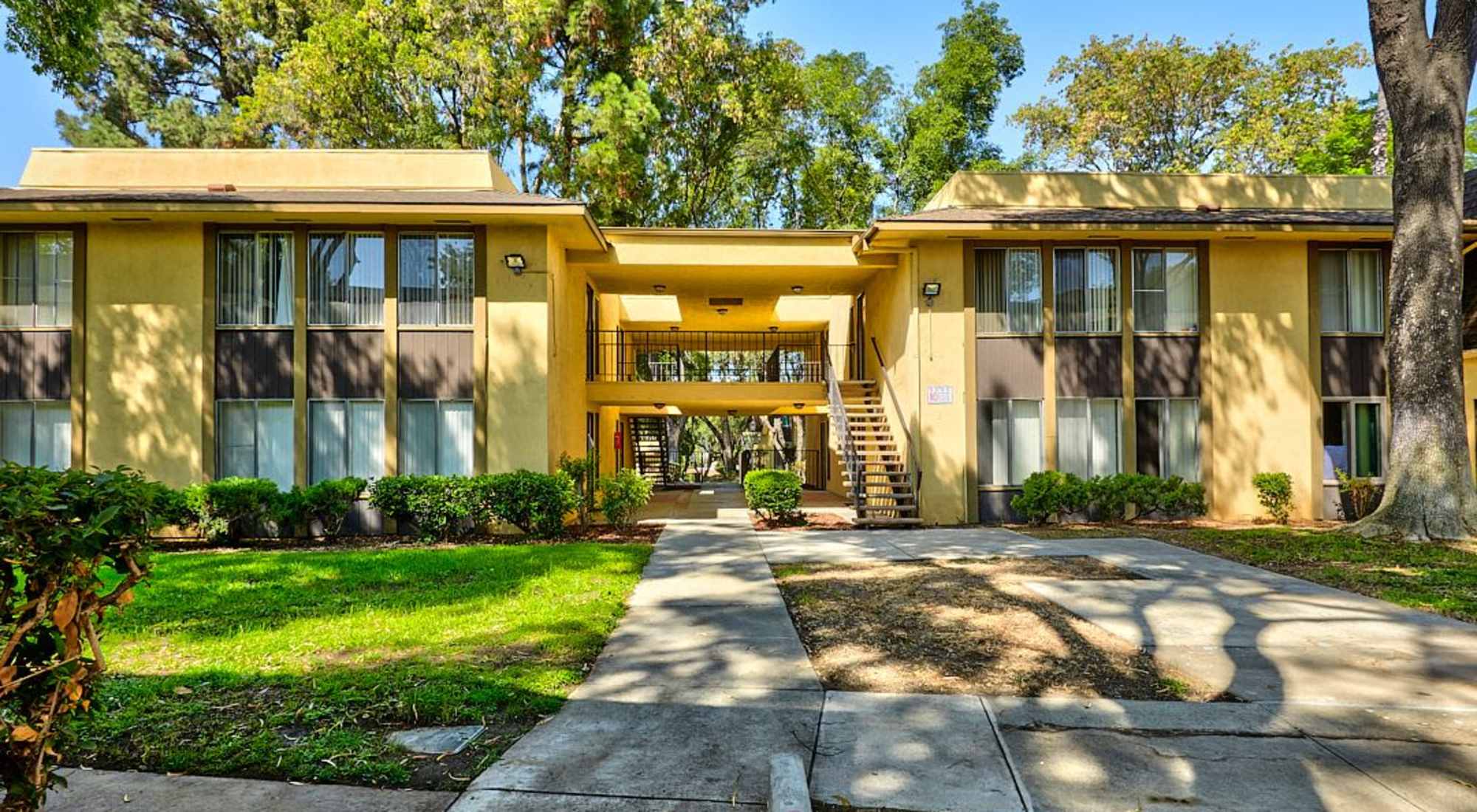 Las Lomas Gardens in La Habra, CA