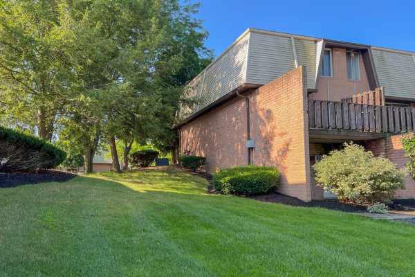 Garden-style exterior at Heatherwood Terrace in Mansfield, Ohio