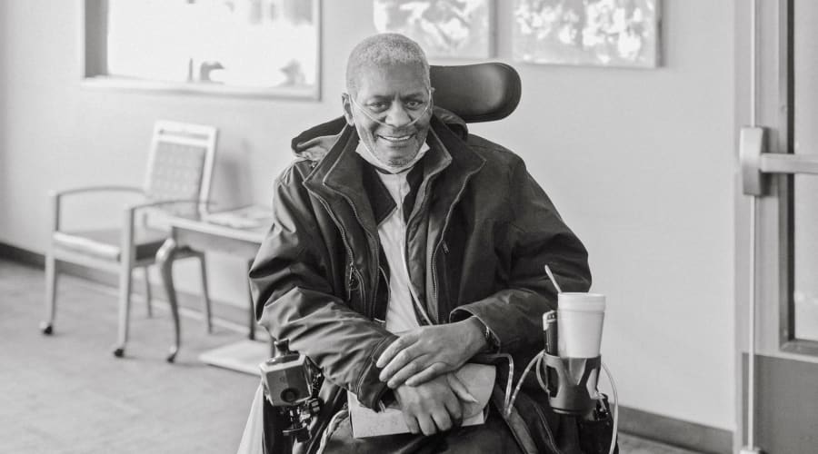 Black and white photo of a smiling resident at Cascade Park Vista Assisted Living in Tacoma, Washington