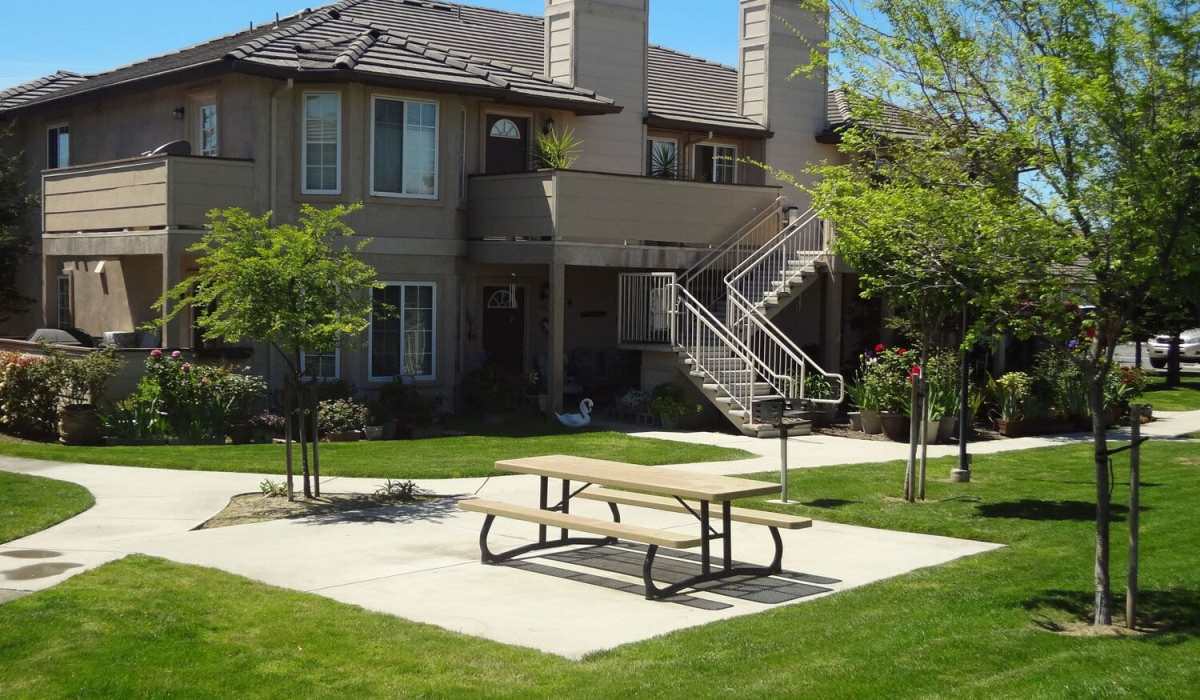 Outdoor common space at Arbor Ridge in Brentwood, California