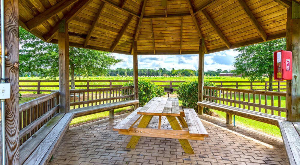 Outdoor seating area for resident with benches at Verandas at Mitylene in Montgomery, Alabama