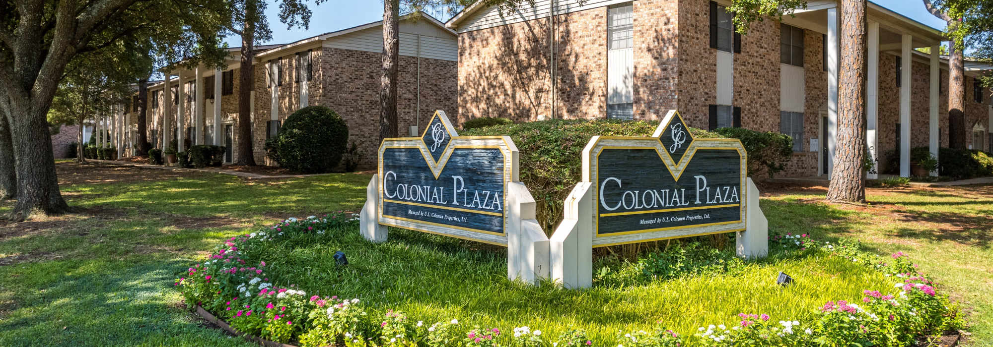 signage at Colonial Plaza Apartments in Shreveport, Louisiana