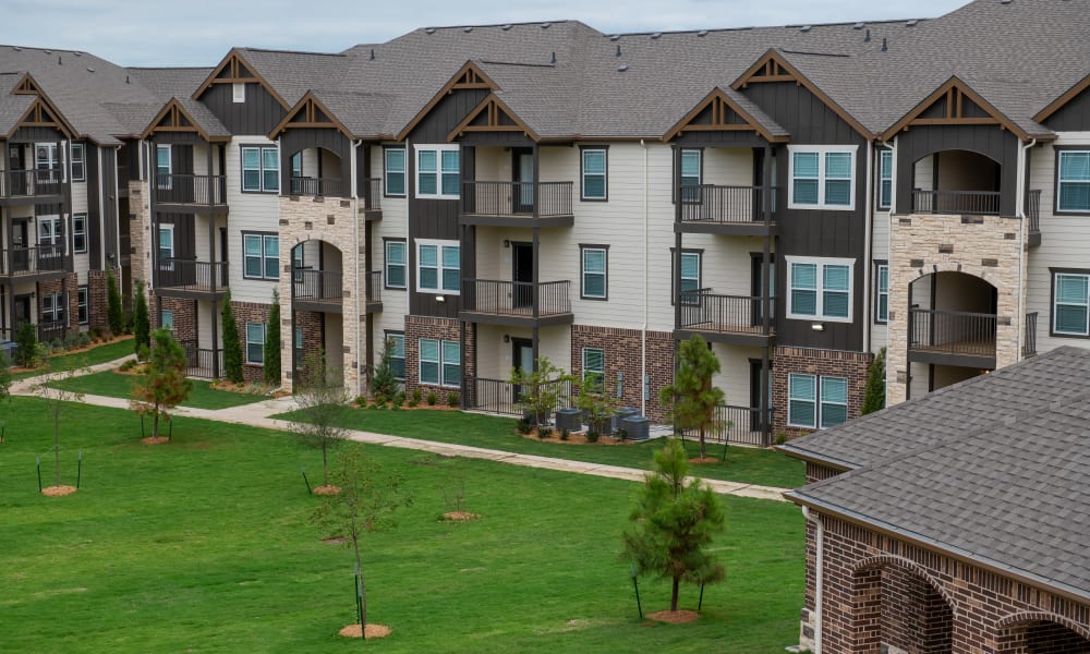 Apartment building exterior at Bend at New Road Apartments in Waco, Texas
