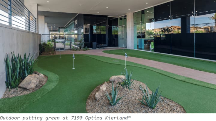 Outdoor putting green at 7190 Optima Kierland®