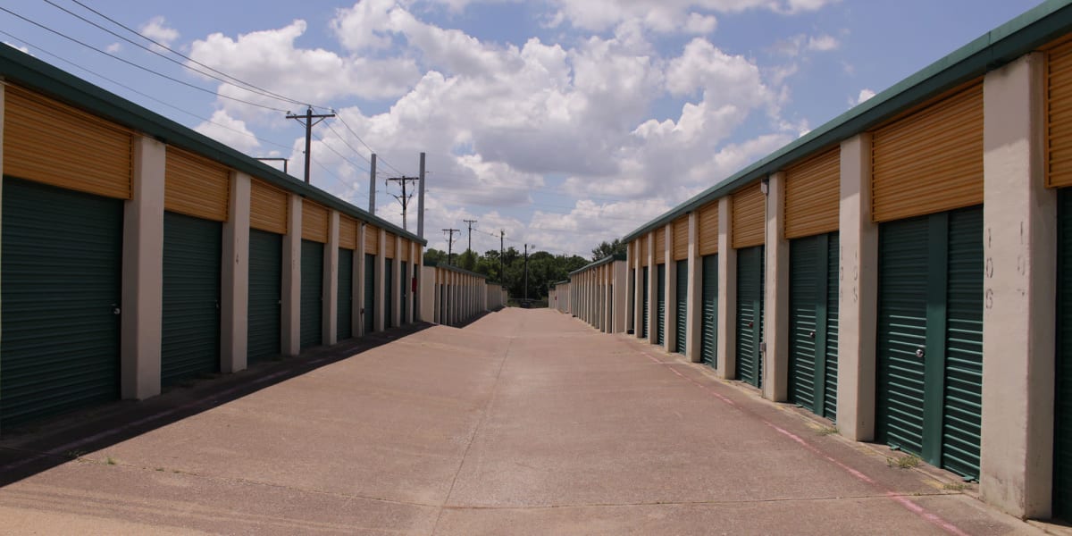 Wide driveways between units at Avid Storage in Arlington, Texas