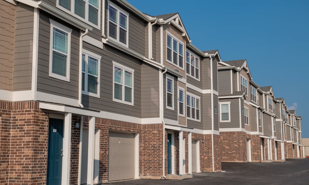 Exterior and garages at Artisan Crossing in Norman, Oklahoma