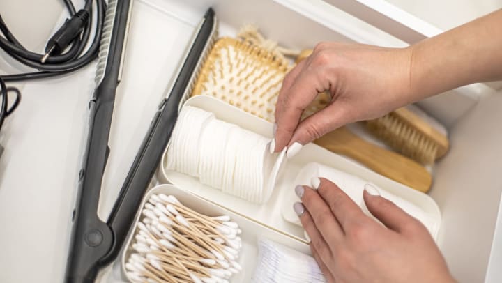 Hands organizing and neatly putting toiletries in polypropylene boxes.