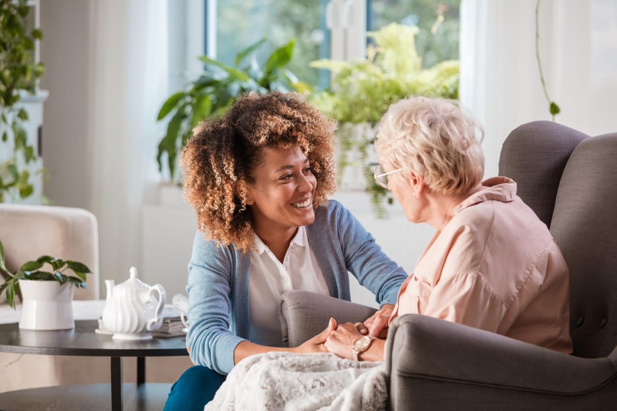 young caretaker talking to a resident at Oak Pointe of Warrenton in Warrenton, Missouri