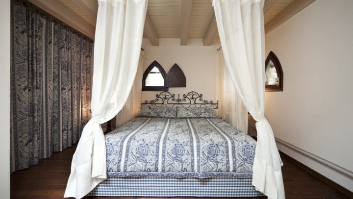 Beautiful elegant canopy bed at Olympus Stone Glen