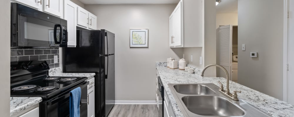 An apartment kitchen at Lenox Gates in Mobile, Alabama