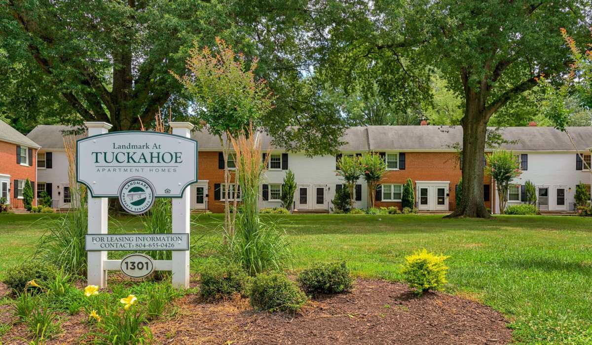 exterior of building at Landmark at Tuckahoe in Henrico, Virginia