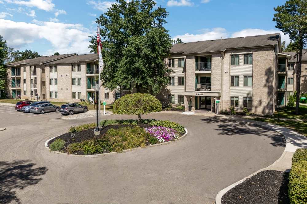 Apartments Exterior View at Farmington Oaks Apartments in Farmington, Michigan