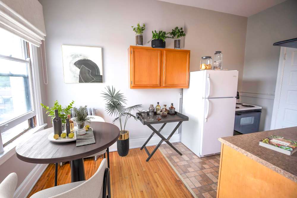 Dining room with close access to fully-equipped kitchen at À L'aise Hyde Park in Cincinnati, Ohio