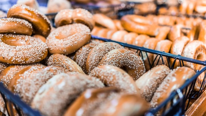 Close-up of many bagels in a bakery
